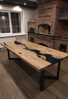 ОБеденный стол с чёрной рекой