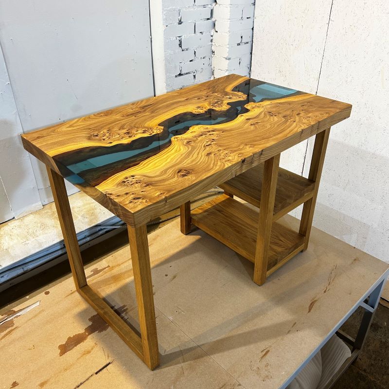 Письменный стол с рекой и полками