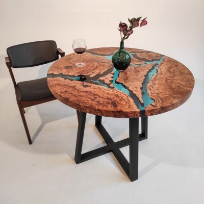 Круглый стол из слэба карагача с бирюзовой рекой