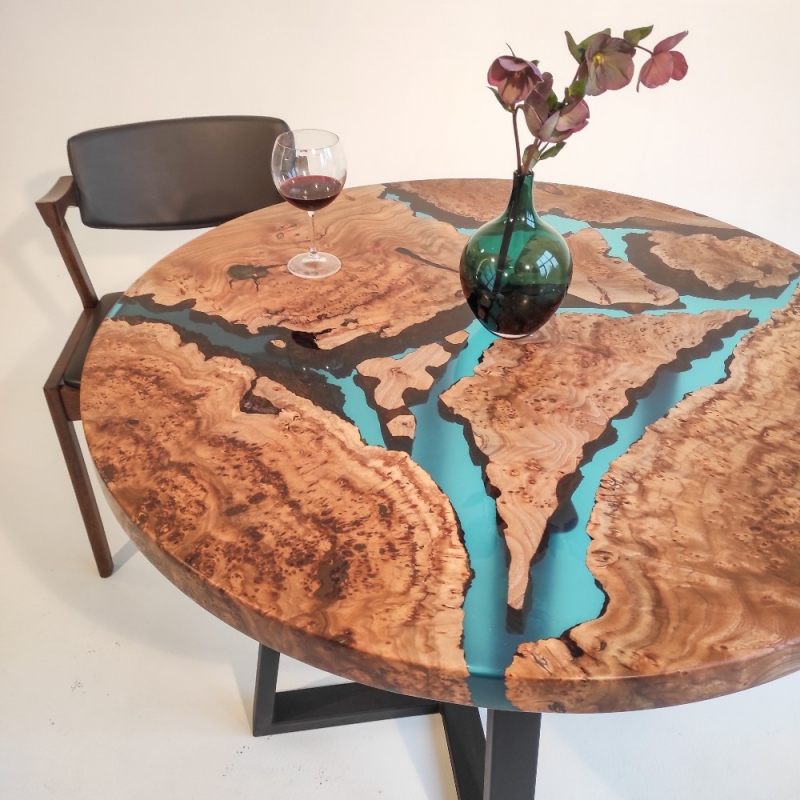 Круглый стол из слэба карагача с бирюзовой рекой