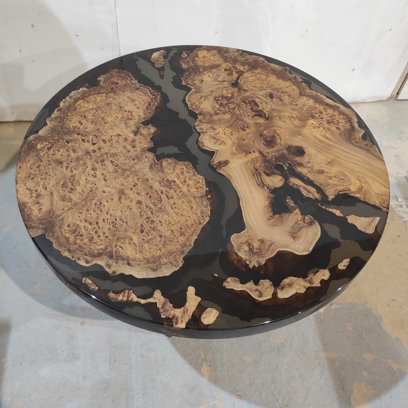 Обеденный круглый стол река из слэба капового карагача