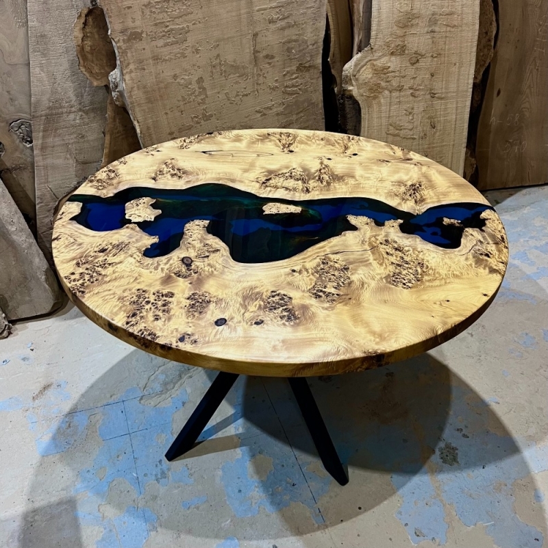 Круглый стол из капового тополя с синей рекой