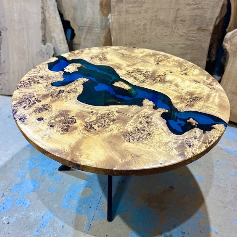 Круглый стол из капового тополя с синей рекой